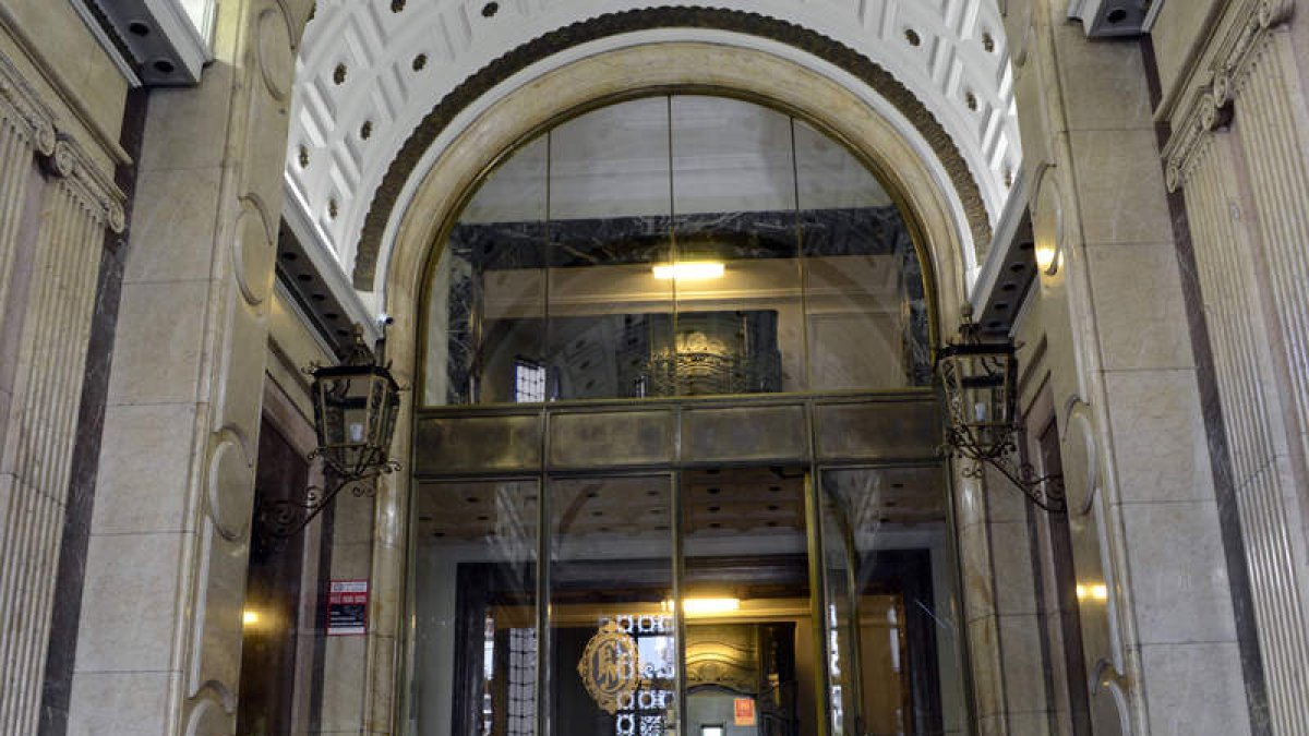 Vista del portal de Gran Vía de San Marcos, 20, desde el interior, todo un lujo para sus vecinos.