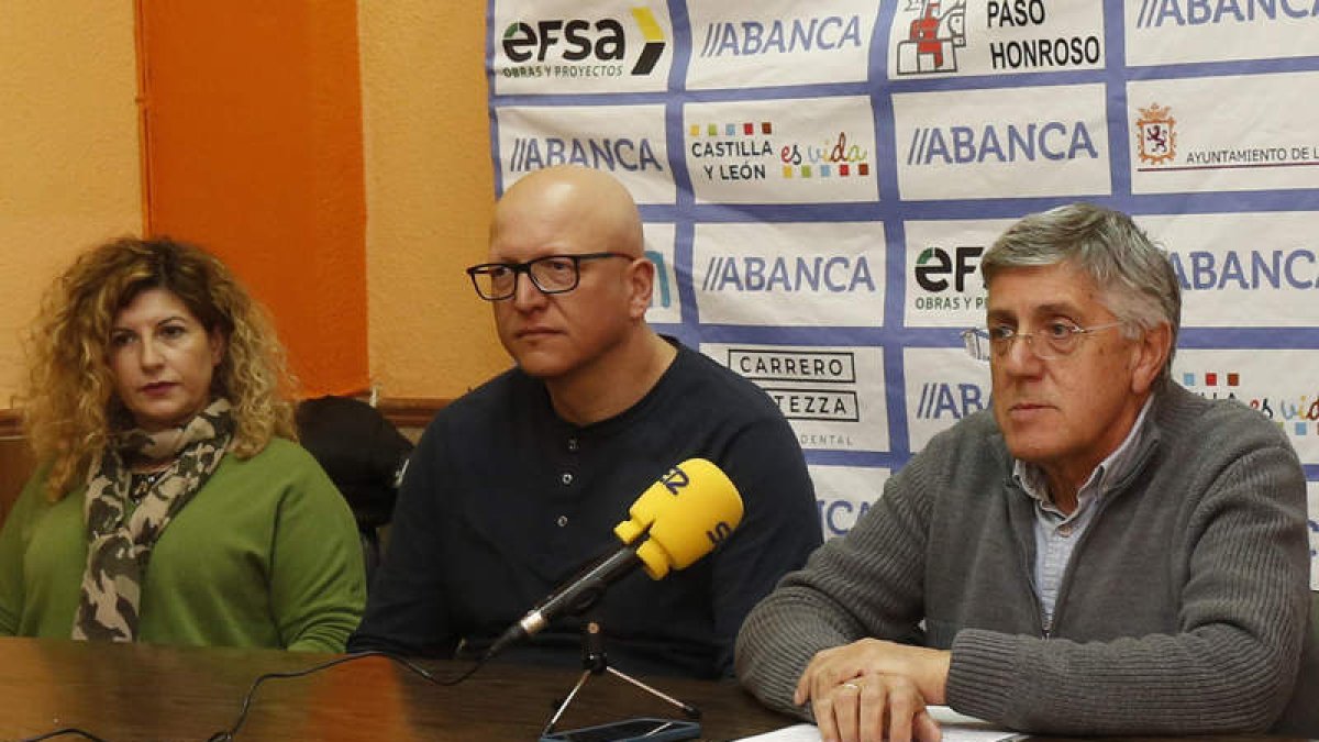 La junta directiva del Ademar compareció ayer públicamente para trasladar su apoyo a Cadenas, pero sin garantizar su continuidad. FERNANDO OTERO