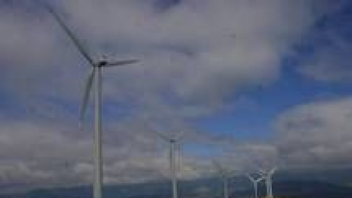 Molinos de viento instalados en las estribaciones montañosas del Bierzo Alto