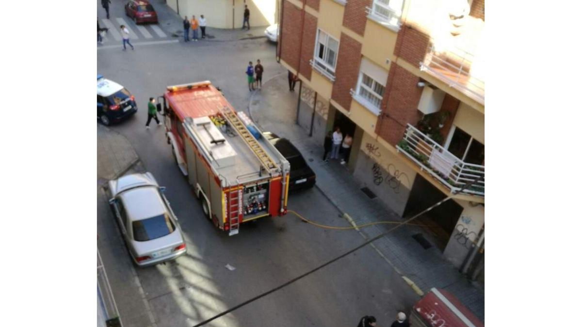 Los bomberos, trabajando en el bajo donde estaba el coche. DL