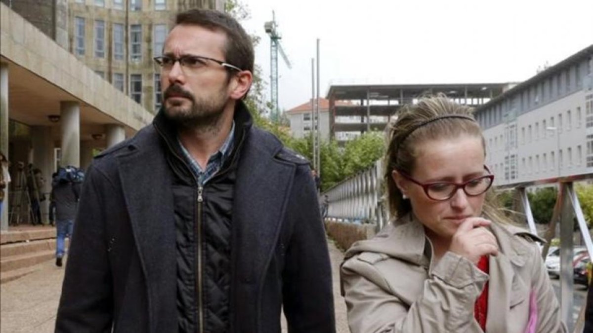 Antonio Lago y Estela Ordóñez, los padres de Andrea, a la salida del juzgado de Santiago al que solicitaron una muerte digna para su hija.