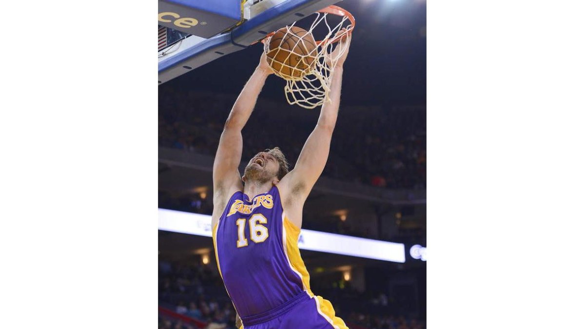 Pau Gasol machaca el aro de los Warriors.