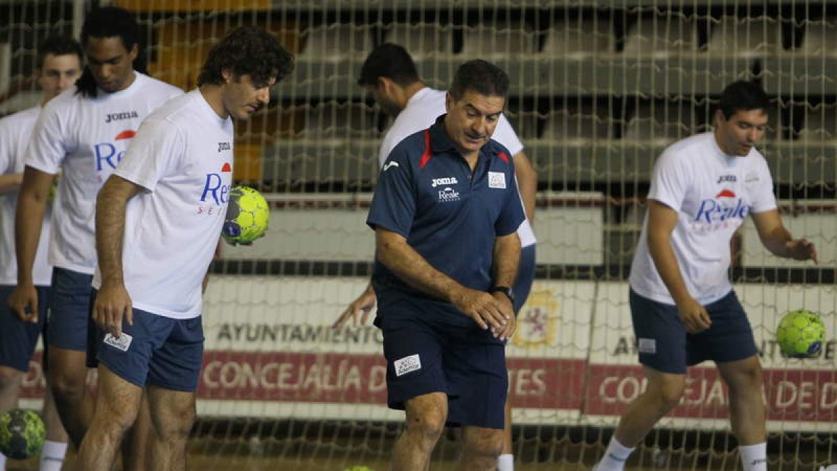 Cadenas sigue perfeccionando la plantilla leonesa.