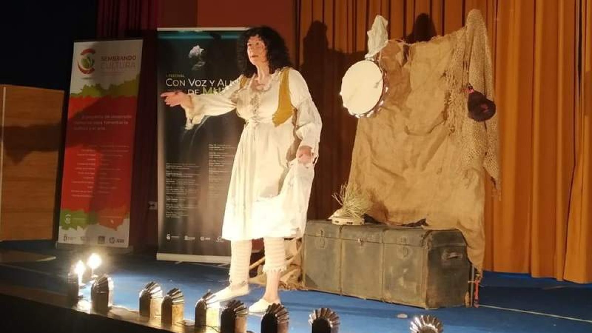 Imagen de la actuación de Eugenia Manzanera el pasado domingo en Valderas. DL