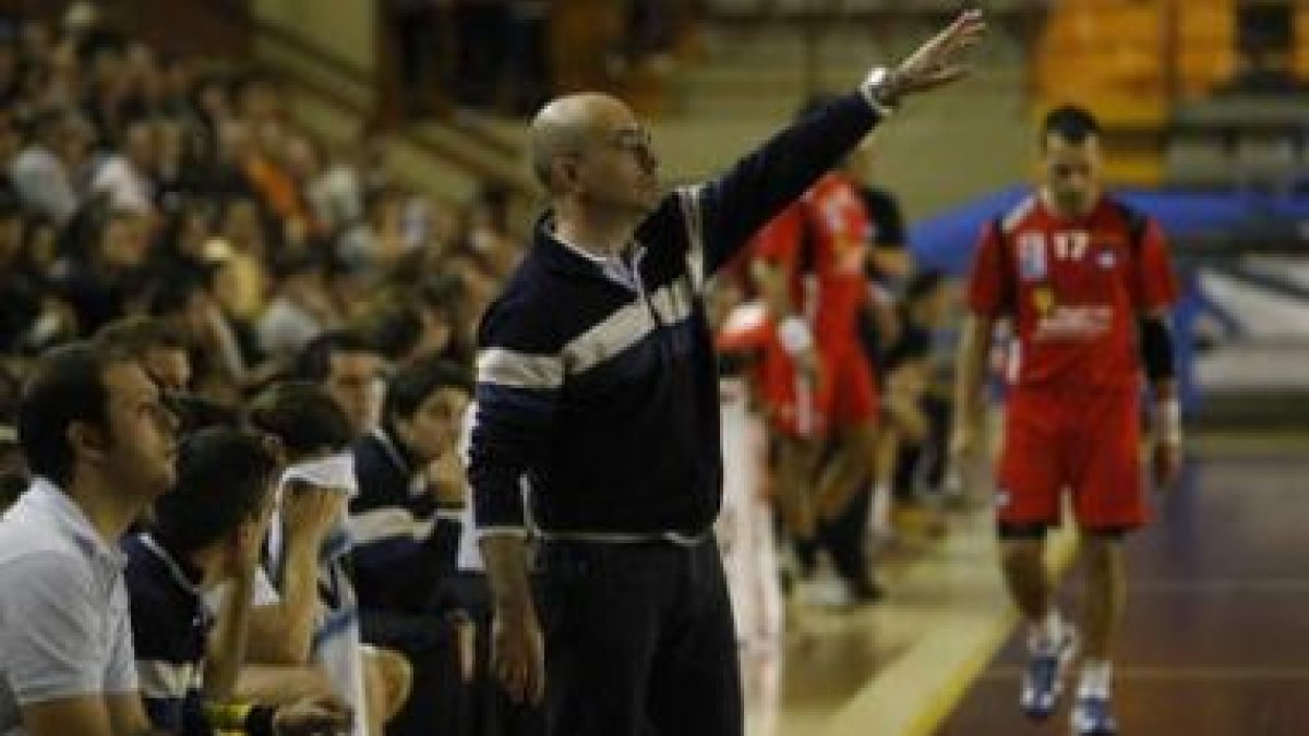 El entrenador, durante el partido