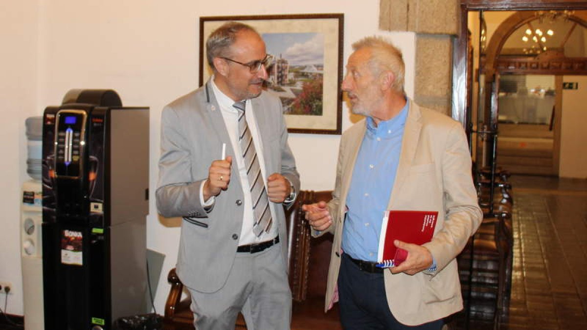 Imagen facilitada ayer por el Ayuntamiento sobre la reunión del alcalde con el director de la Ciuden. DL