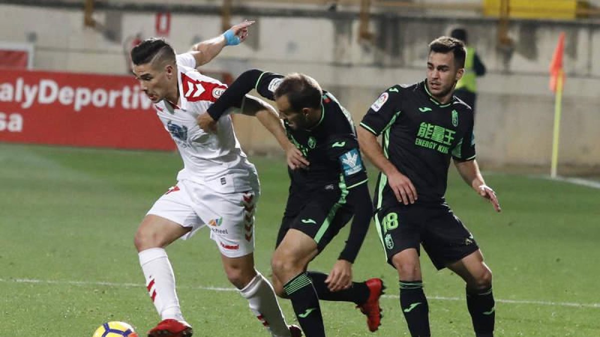 El internacional argentino sub 20 Emi Buendía, a la izquierda, a pesar de retirarse frente al Granada está a disposición del técnico culturalista ante el Córdoba. MARCIANO