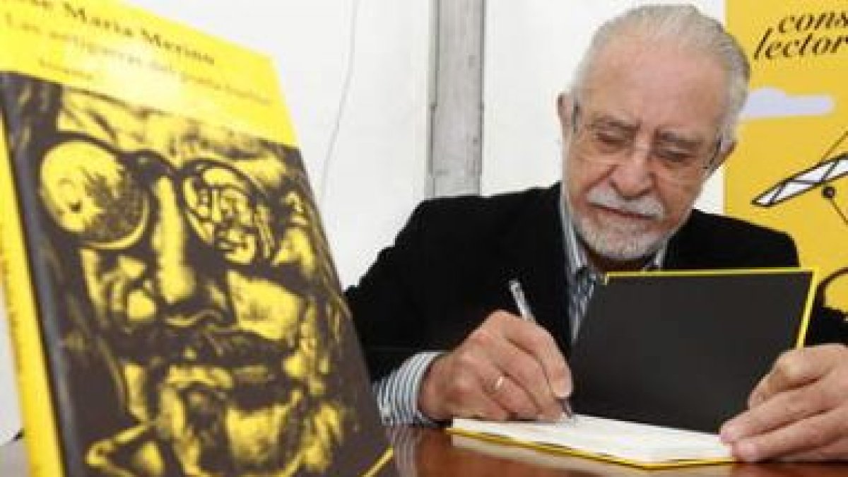El escritor y académico leonés José María Merino firmó ayer ejemplares de sus últimos libros en la F
