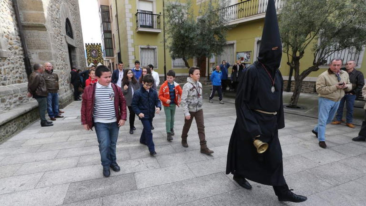 El Nazareno Lambrión Chupandiles salió ayer de la Basílica de la Encina anunciando la proximidad de la Semana Santa.