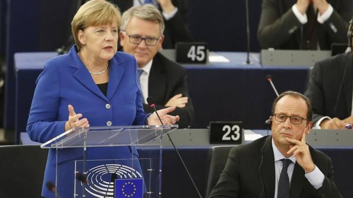 Merkel interviene ante el pleno del Parlamento Europeo, junto a Hollande, este miércoles.