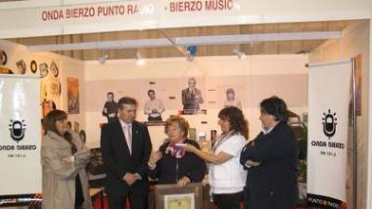 El alcalde entregó la placa a Yolanda Ordás y sus hijas.