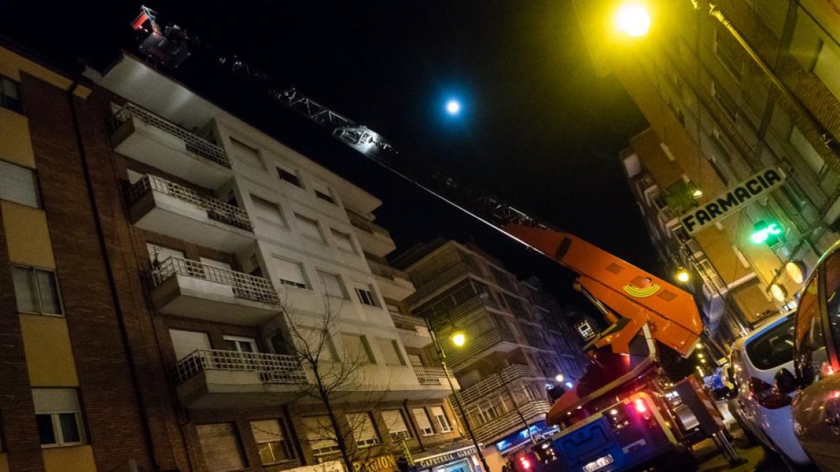 Los bomberos trabajando en el edificio afectado.