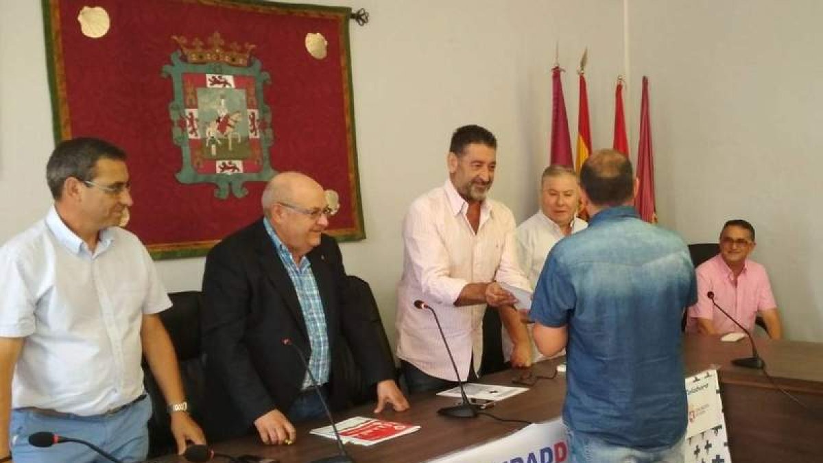 El alcalde felicita a uno de los donantes homenajeados. DL