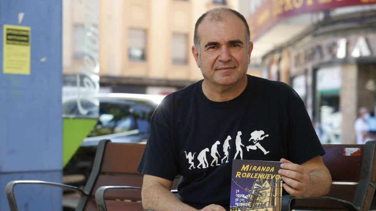 El escritor Senén Villanueva, posa con un ejemplar de su libro 'Miranda Roblenuevo'. F. Otero Perandones.