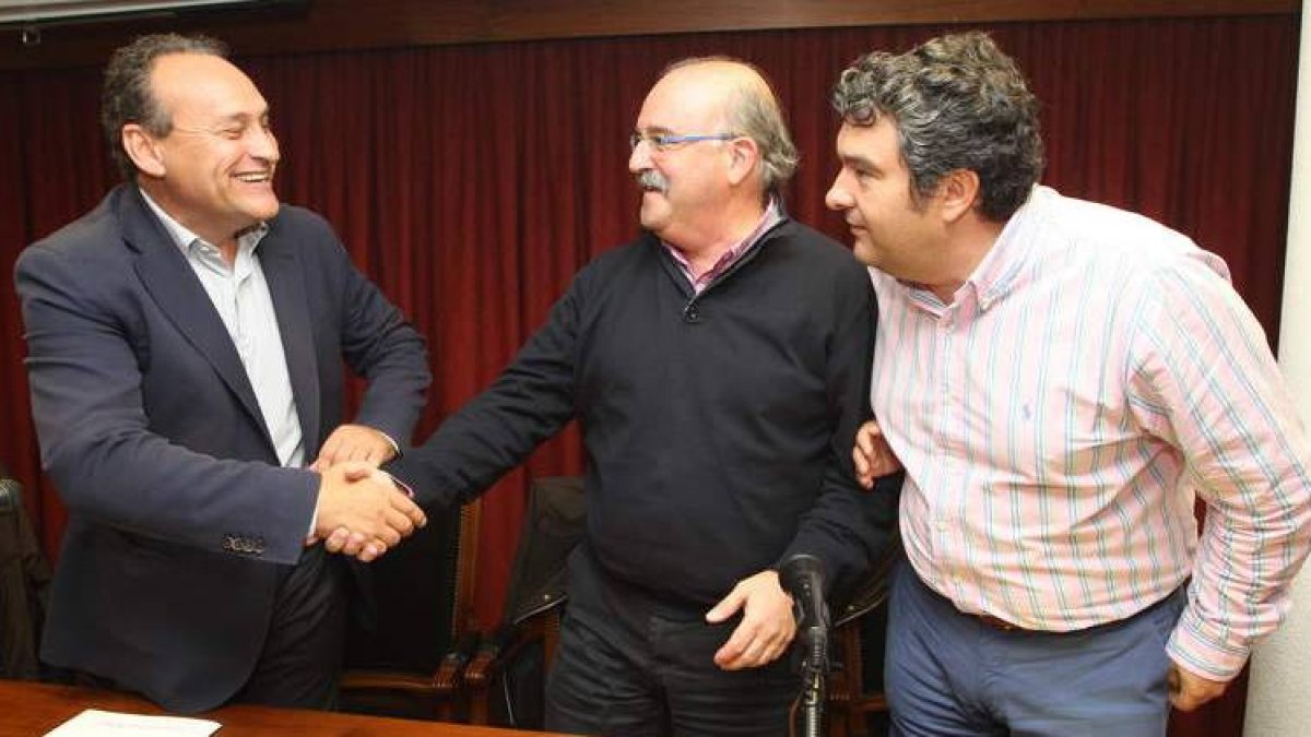 Alfonso Arias, Emilio Cubelos y José Luis Ramón, anoche en el salón de sesiones cedido por la Diputación en Ponferrada.