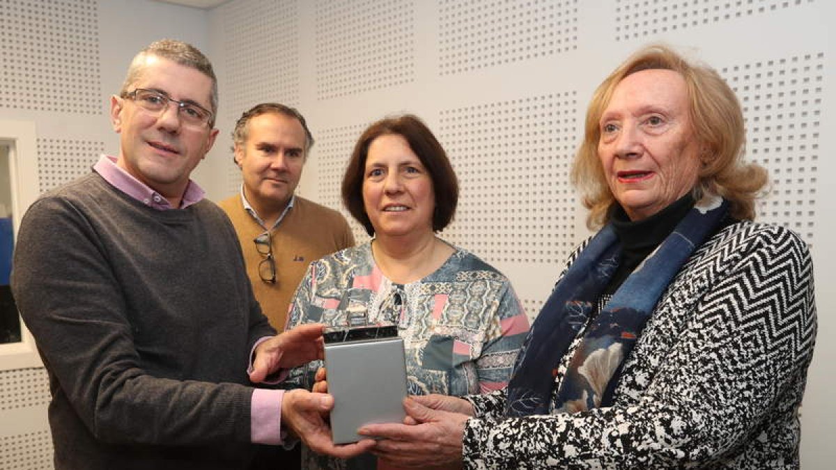 Tascón y Blanco entregaron el premio a Prada. L. DE LA MATA