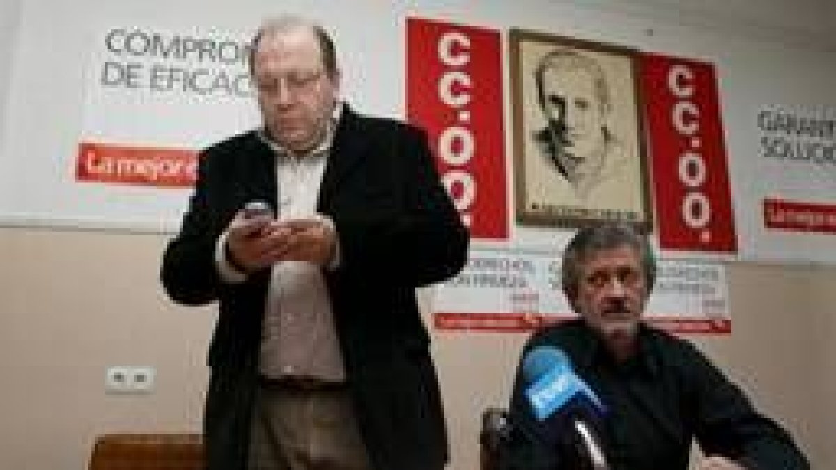 Varea atiende ayer su móvil en la sede de CC.OO. en Ponferrada, y a su lado Alberto González Llamas