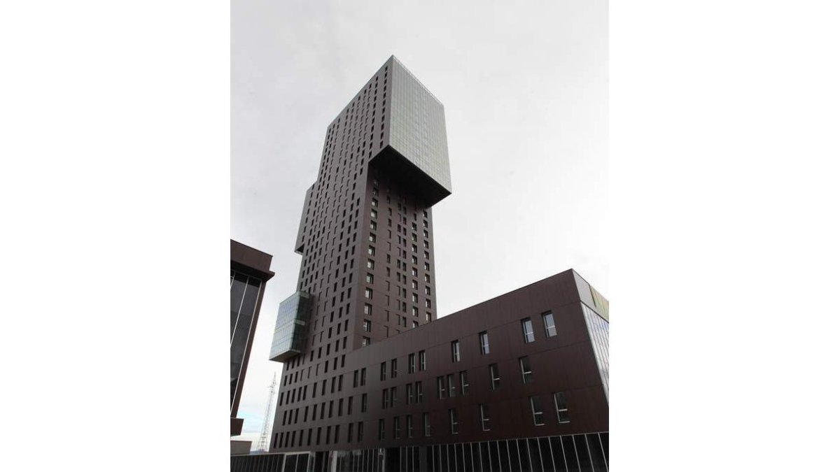 La torre preside el barrio de La Rosaleda, cerca del centro comercial y es visible desde prácticamente todo el Bierzo Bajo.