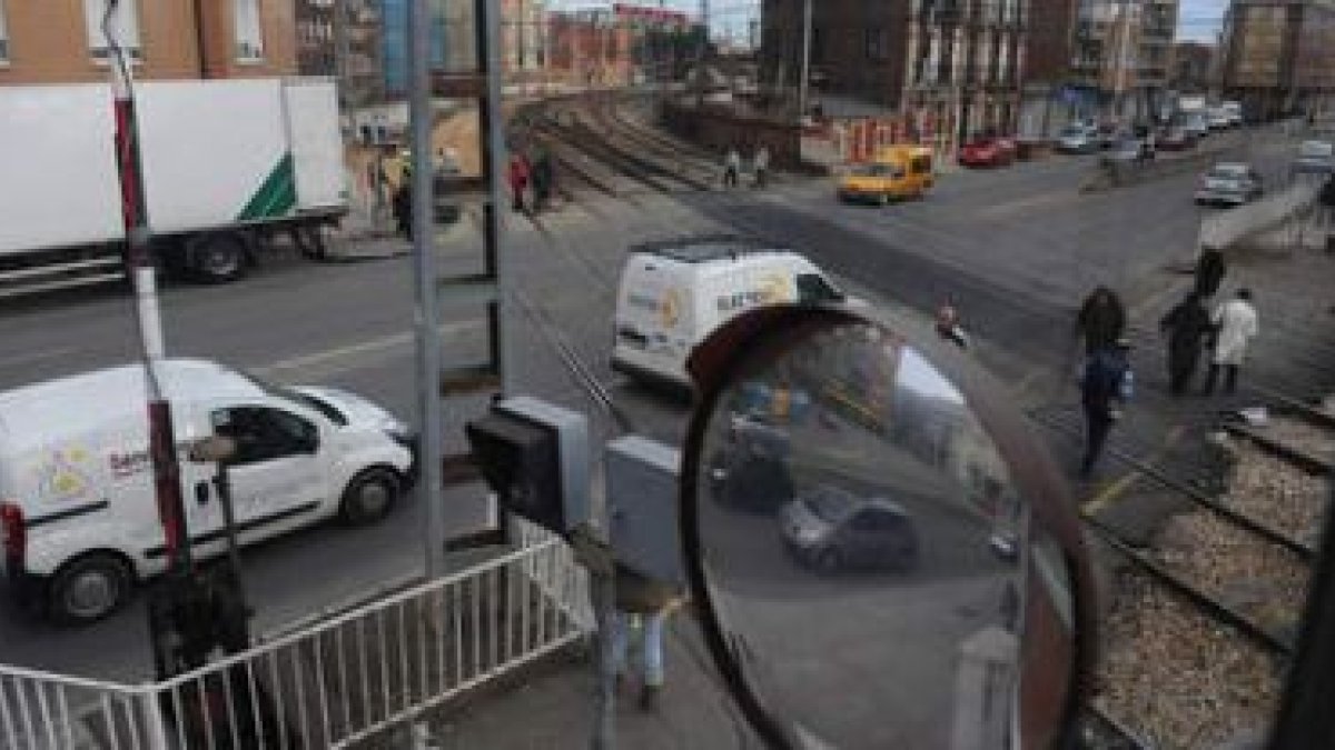 El paso a nivel del Crucero, visto desde la ventana de la casa del guardabarreras.
