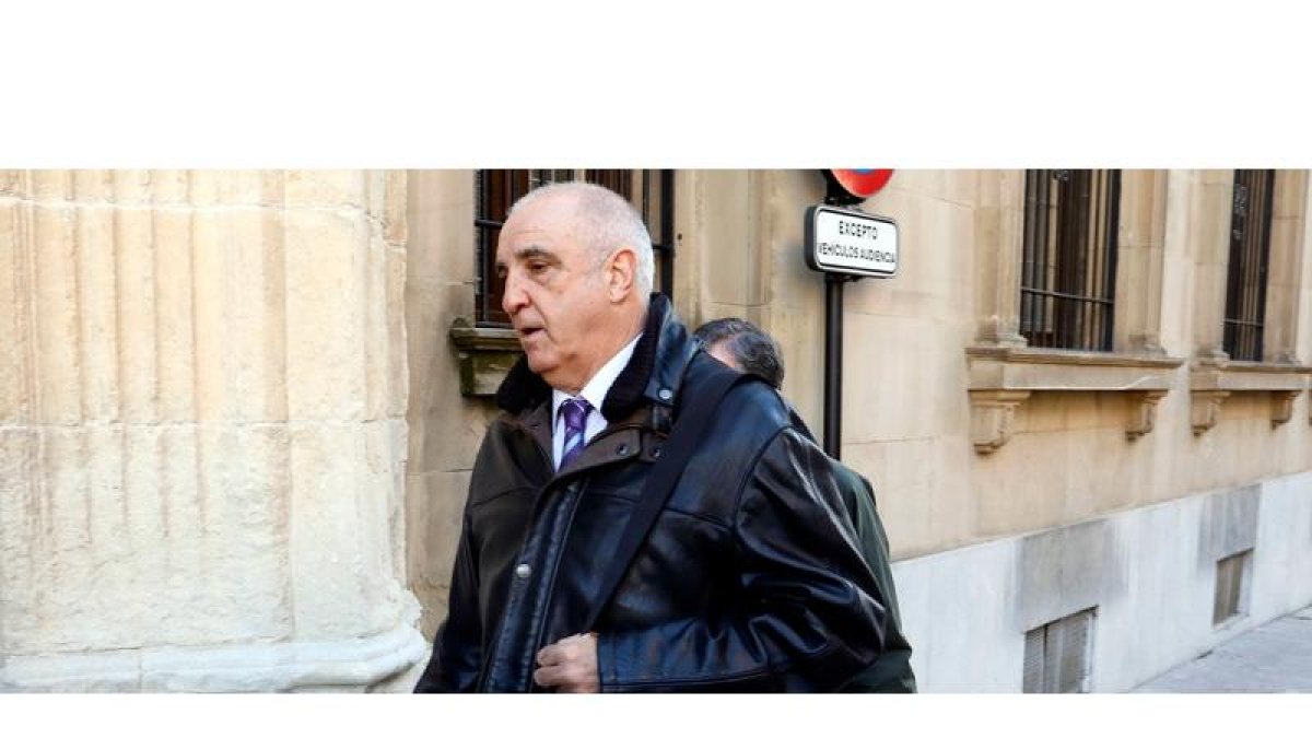 Victorino Alonso sale de la Audiencia Provincial en una imagen de archivo. RAMIRO