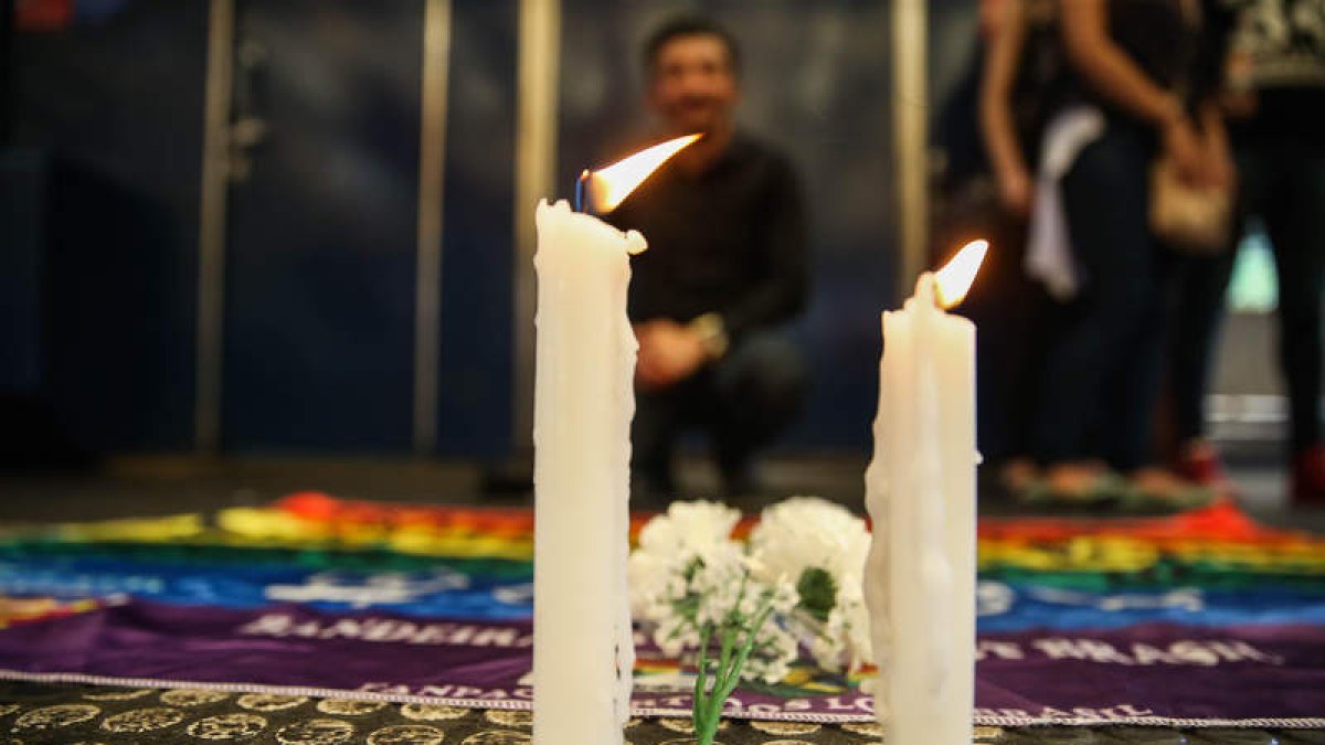 Imagen de una velada por las víctimas de lña lucha LGTBI