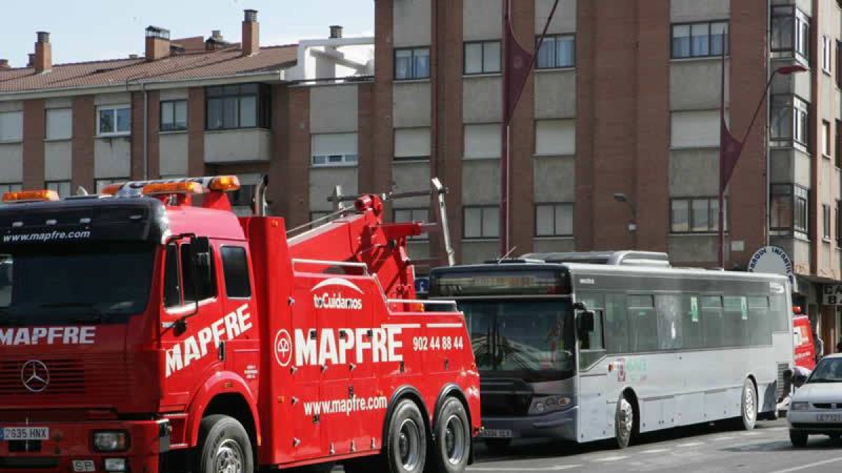 El autobús quedó cruzado durante una hora interrumpiendo el tráfico en la calle.