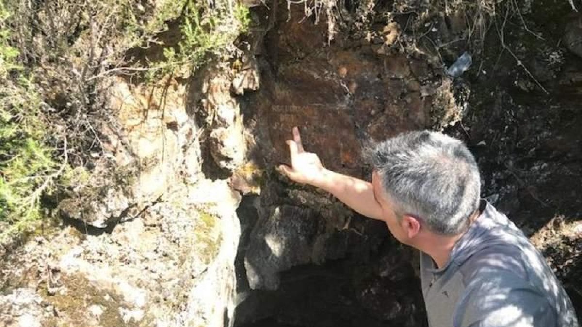 Macías señala la inscripción a la entrada de la cueva situada cerca de Pombriego donde se refugió el sastre de Carucedo (Gilberto Cuadrado), quien fue abatido en Portugal. S.M./R.M./GURRIARÁN