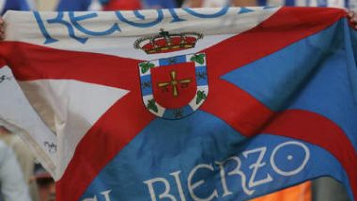 La afición berciana puso el color y el calor en Santo Domingo