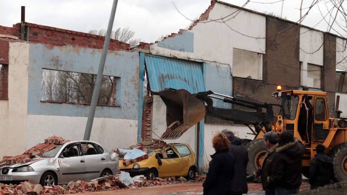 El viento derribó una pared de un edificio que cayó sobre dos coches en Armunia.