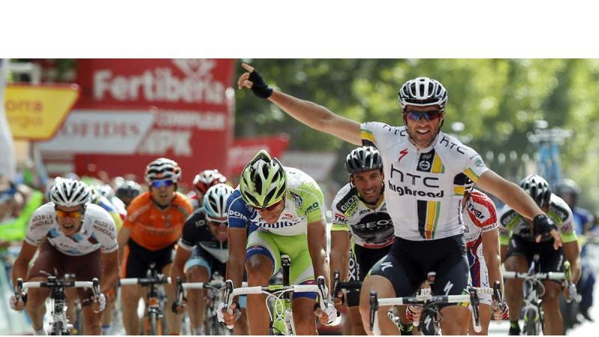 El suizo Michael Albasini del conjunto HTC, con el dedo índice de su mano derecha hacia arriba, se impone en el esprint al italiano Eros Capecchi, en la decimotercera etapa de la Vuelta a España 2011, con un recorrido entre Sarria y Ponferrada.
