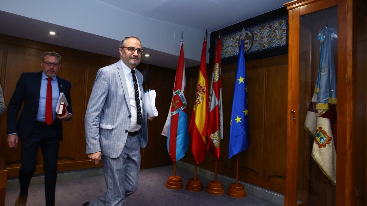 El alcalde de Ponferrada, Olegario Ramón, al acabar el pleno ordinario de esta mañana que debate la aprobación de una nueva tasa de basura y la subida del recibo del agua. CÉSAR SÁNCHEZ