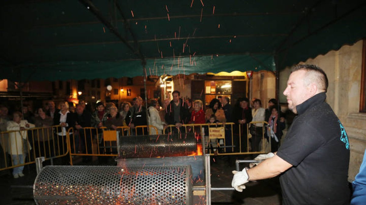Magosto en la Plaza de San Martín. Castañas asadas.  León. 08 - noviembre -2015. Secundino Pérez