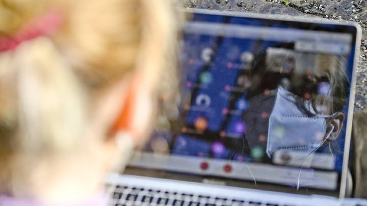 Una joven ante la pantalla de su ordenador