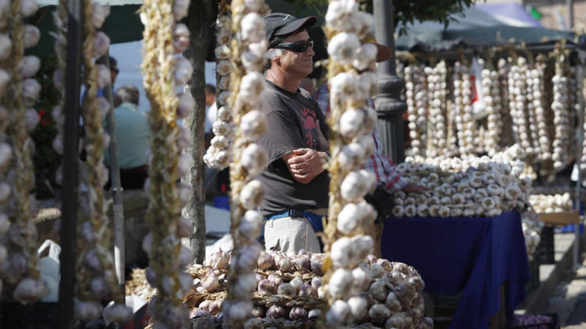 Santa Marina del Rey ha sabido aunar tradición, gastronomía y promoción de sus recursos en su feria. JESÚS F. SALVADORES
