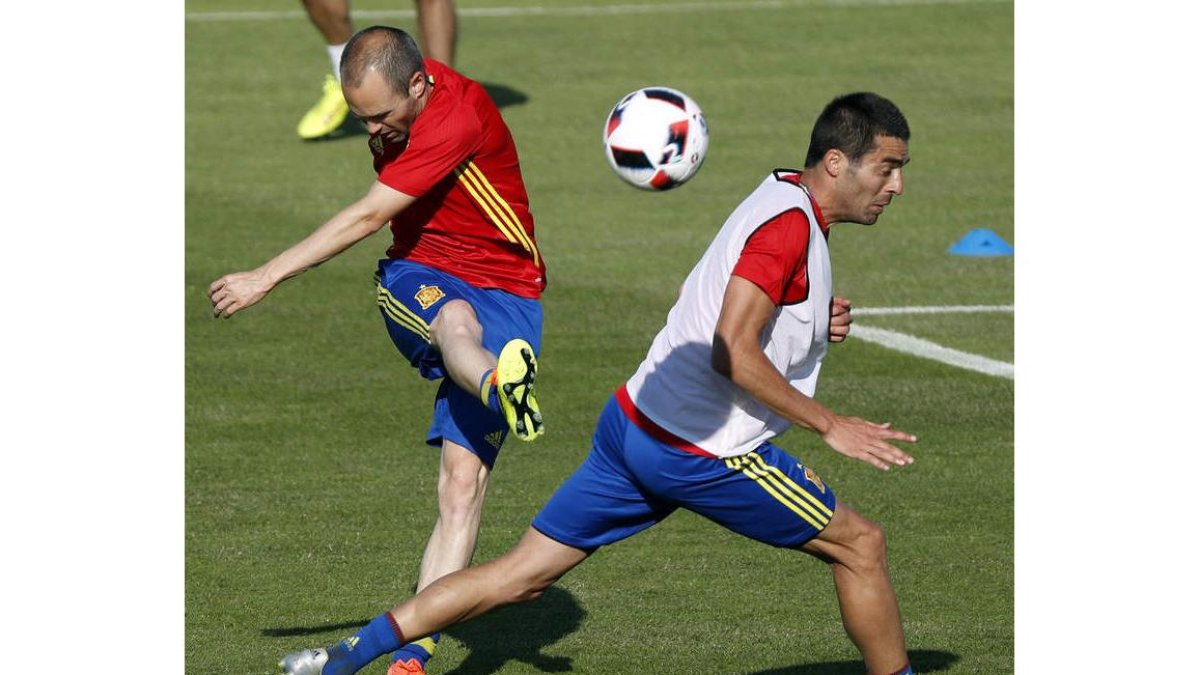 Andrés Iniesta y Bruno Soriano, durante el entrenamiento de ayer en la Isla de Ré. KAI FÖRSTERLING