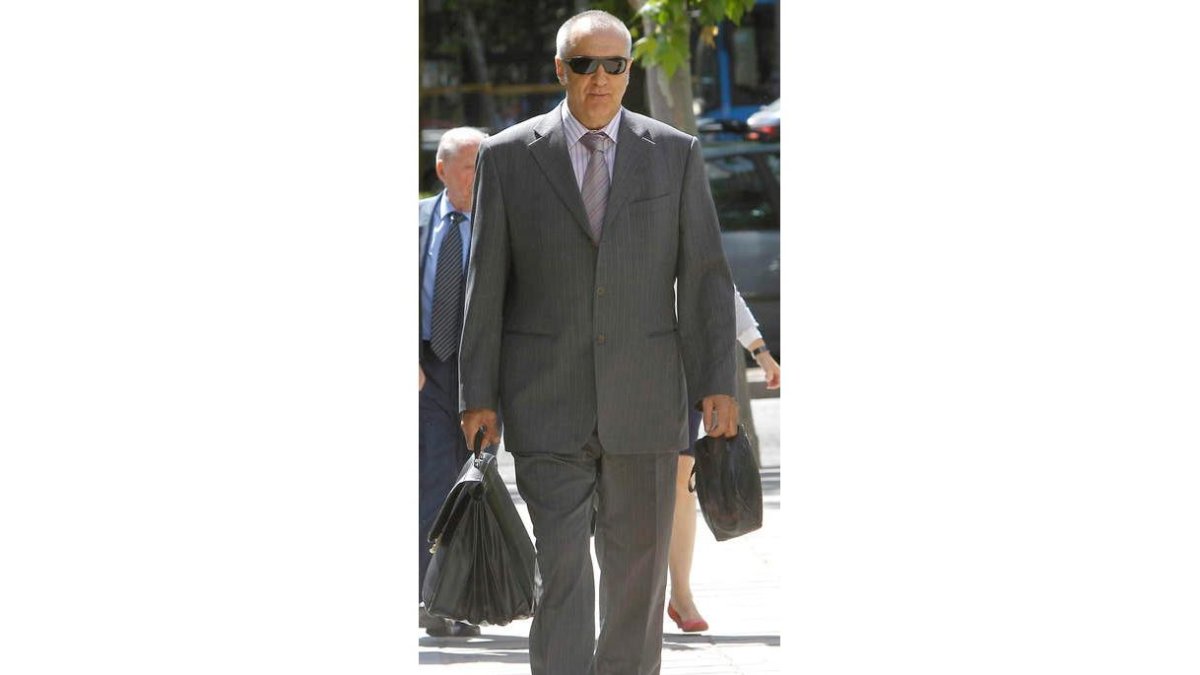 Victorino Alonso entrando en el Ministerio de Industria.