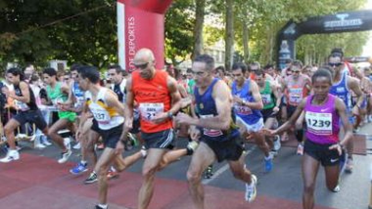 Más de 2.000 participantes se lanzaron a la calle el domingo en la carrera de los 10.000 y en la de