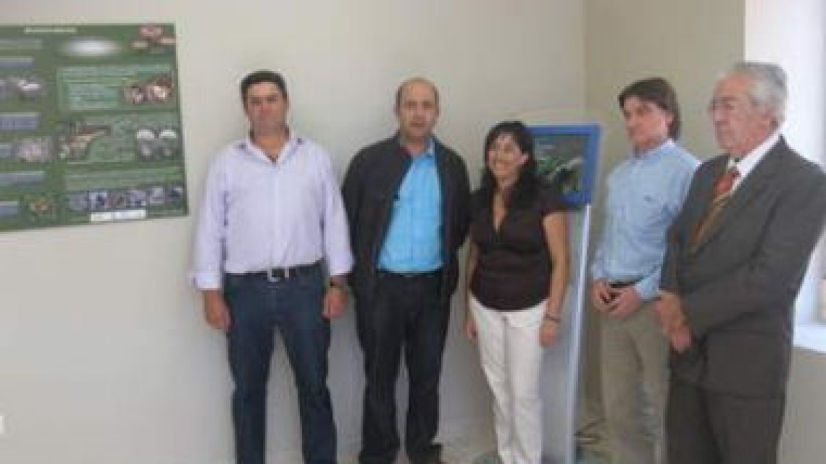 Las autoridades posan en una de las aulas del centro.