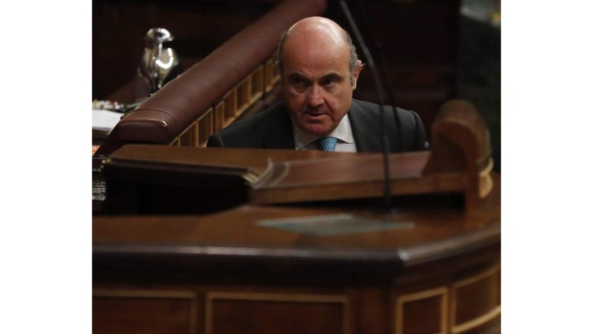El ministro de Economía y Competitividad, Luis de Guindos, en el Congreso. JAVIER LIZÓN