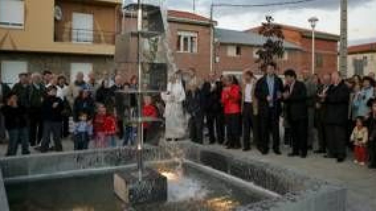 Un momento de la inauguración de una de las plazas de la localidad