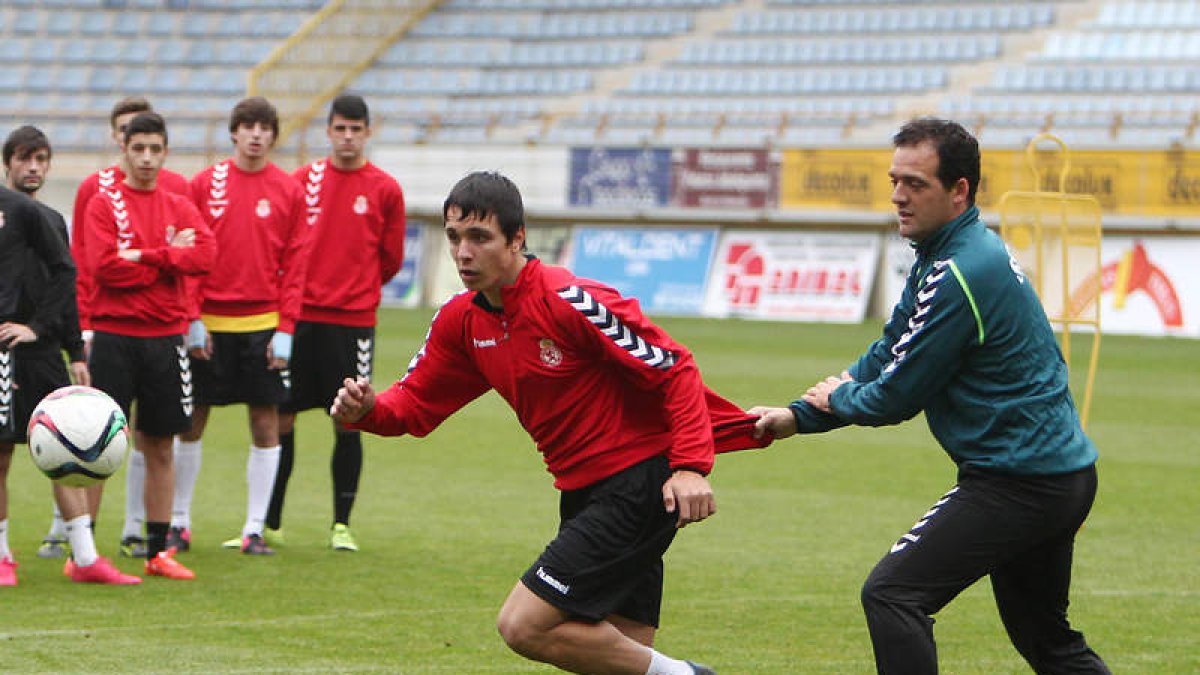 Javier Orodea, durante un entrenamiento de la Cultural en el Reino. SECUNDINO PÉREZ
