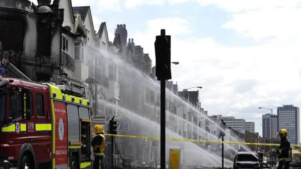 Bomberos británicos trabajan en el barrio londinense de Croydon.
