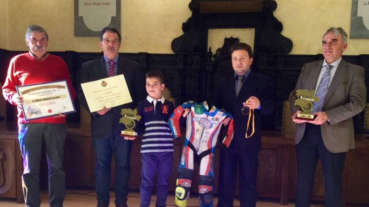 Sergio González mostró a los rectores municipales sus trofeos. DL
