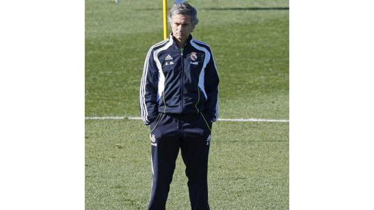 Mourinho, en uno de los entrenamientos en Valdebebas.