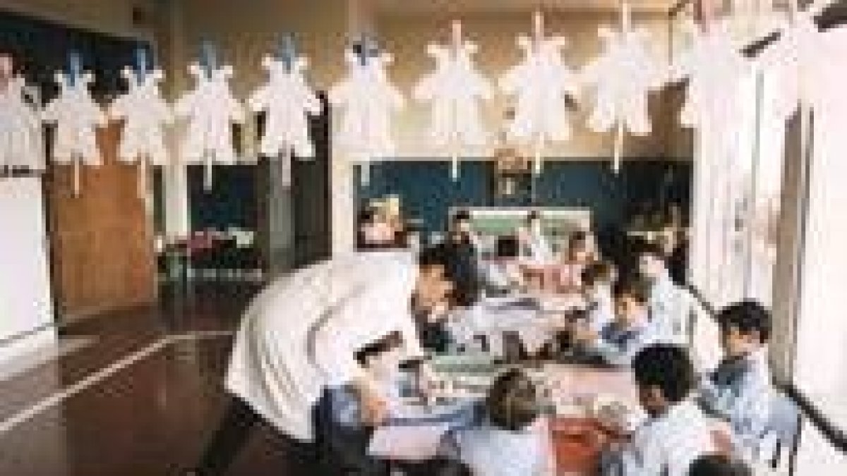 Una educadora trabaja con varios niños en un centro