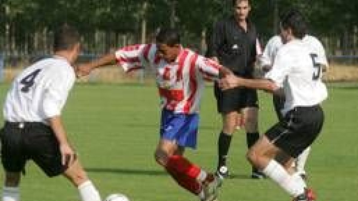 Addison, en un partido de la pasada temporada, con la camiseta rojiblanca del Atlético Bembibre
