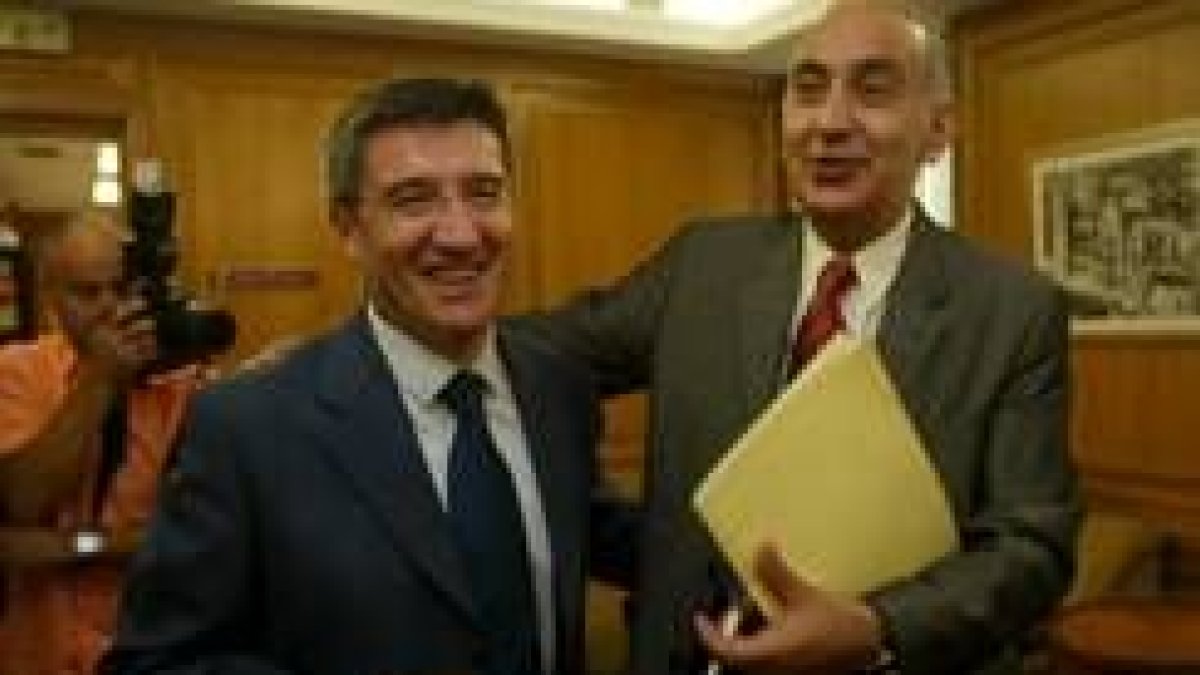 Francisco Fernández saluda a José María Rodríguez de Francisco en los pasillos del Ayuntamiento