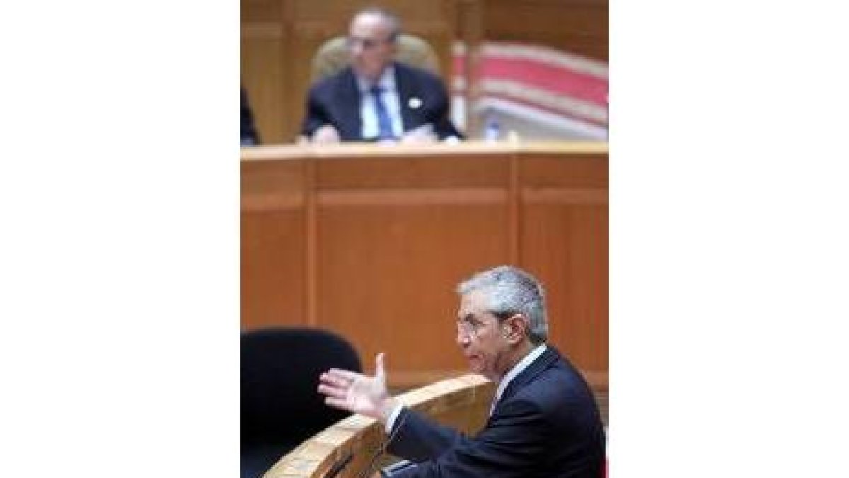 Touriño en su discurso, seguido por el presidente saliente Manuel Fraga