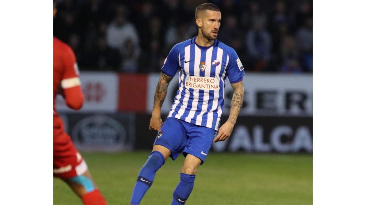 Óscar Sielva volverá a ser el eje de la Deportiva tras su ausencia en Navalcarnero. L. DE LA MATA