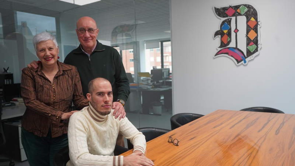 Ángeles Fontanilla, Javier Carro Fontanilla y Ramón Carro, en el Diario de León. J. NOTARIO